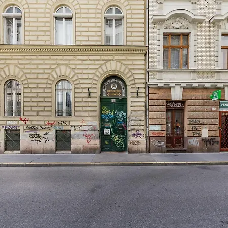 Art Lovers Loft-Garden View 3Br 2Ba Central Gem Budapest Exterior photo