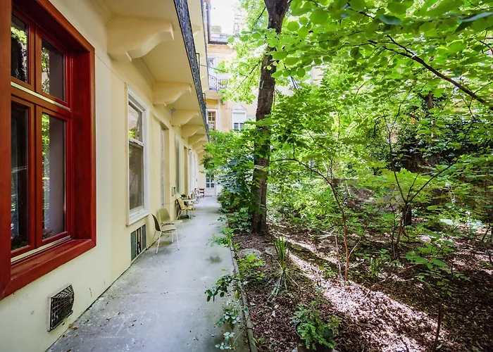 Art Lovers Loft-Garden View 3Br 2Ba Central Gem