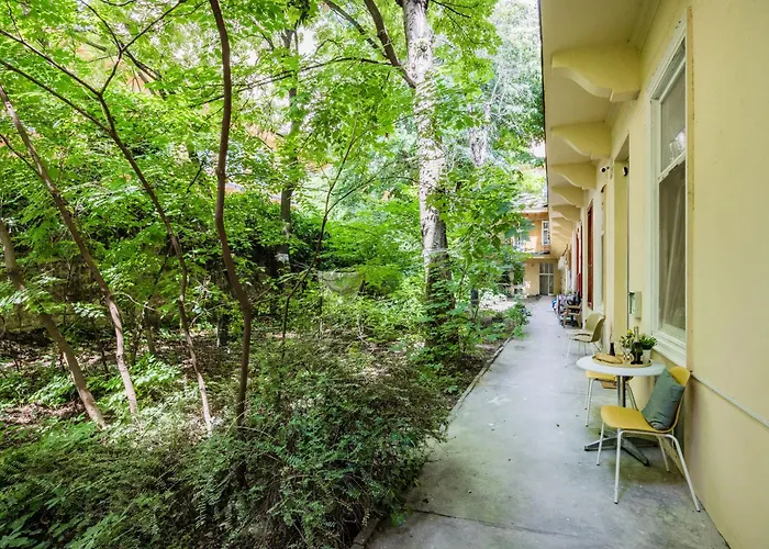 Art Lovers Loft-Garden View 3Br 2Ba Central Gem