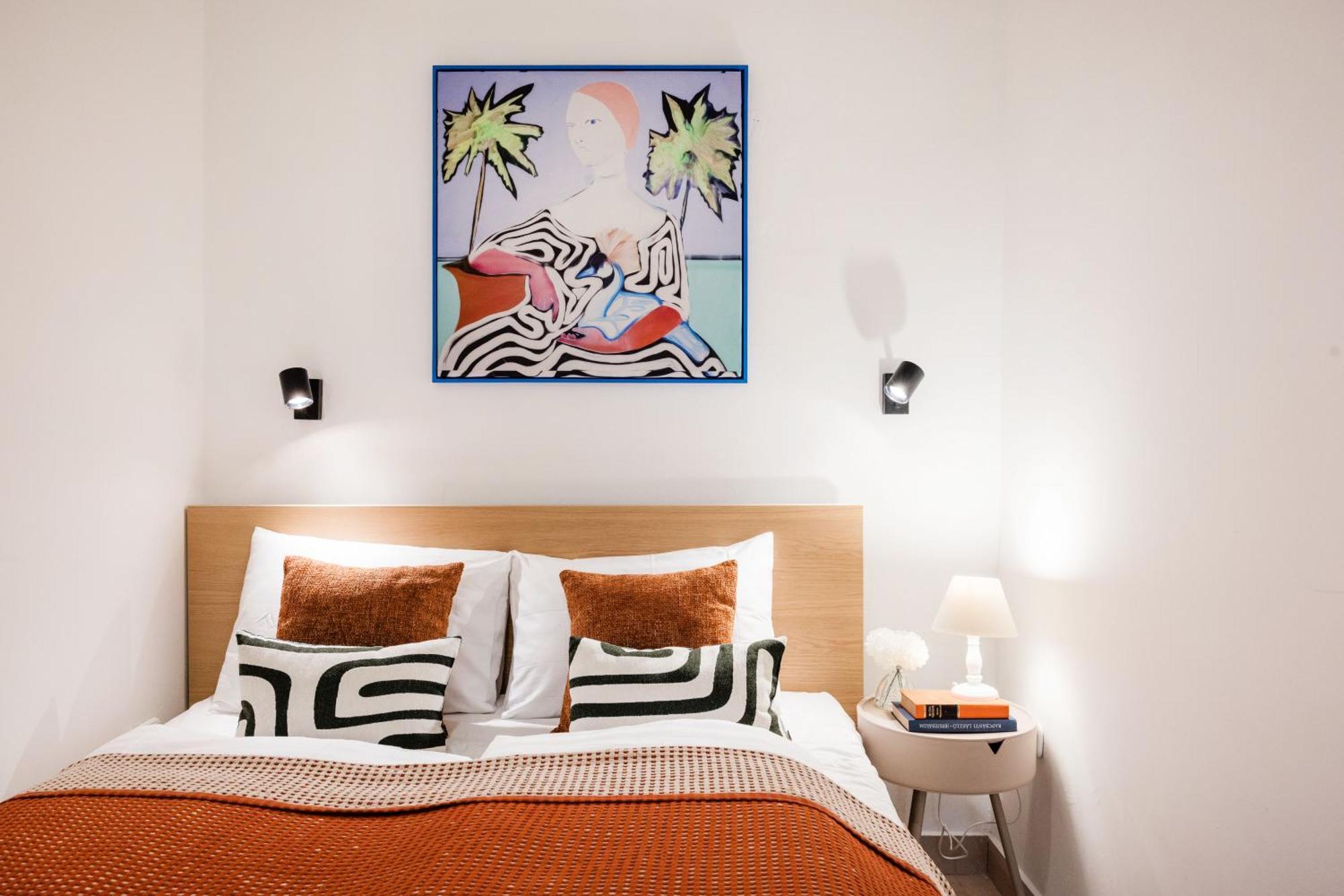 Art Lovers Loft-Garden View 3Br 2Ba Central Gem *