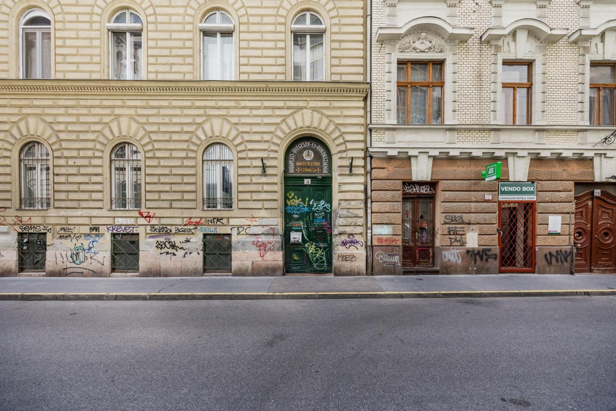 Art Lovers Loft-garden View 3br 2ba Gem * Budapest