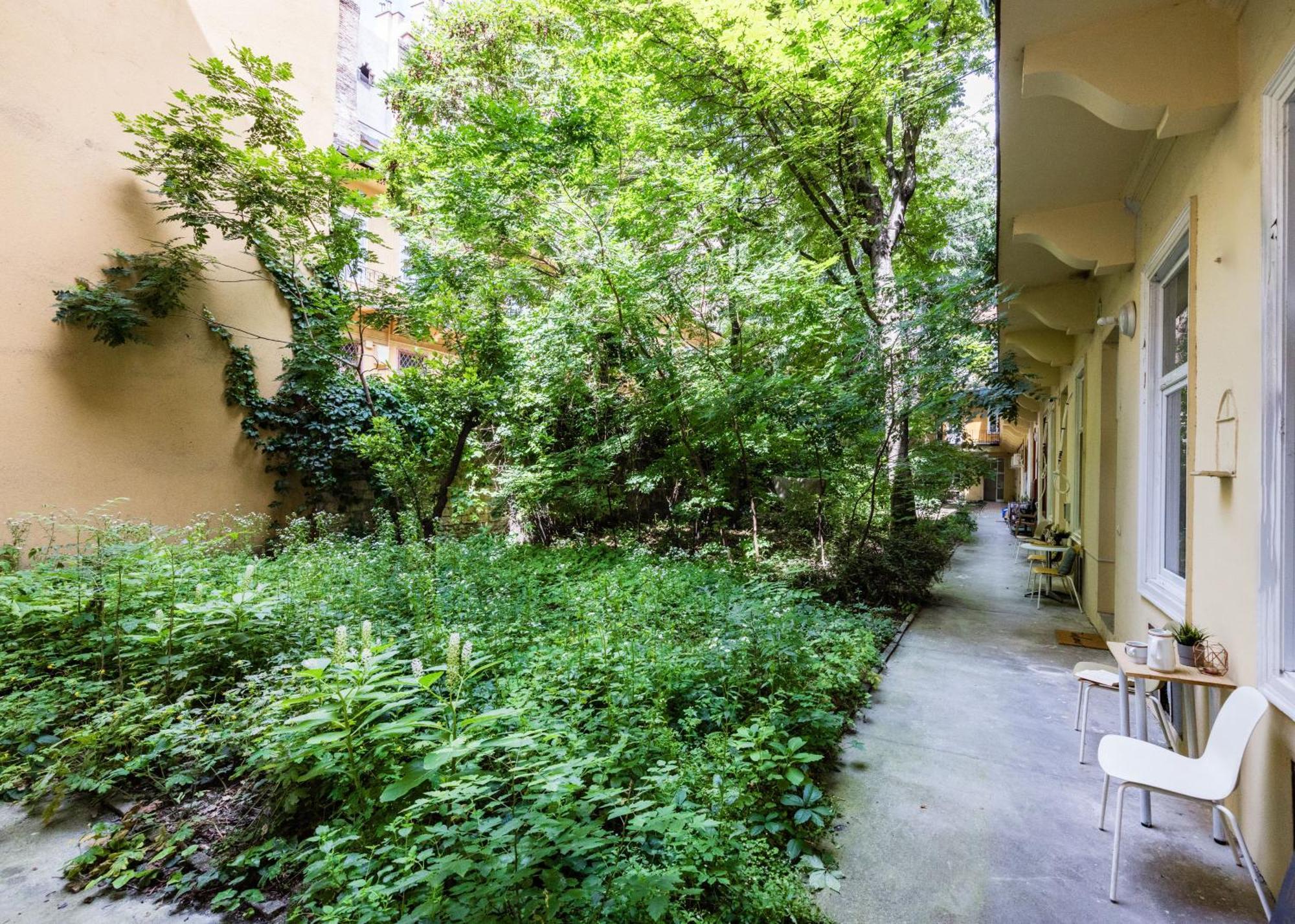 Art Lovers Loft-Garden View 3Br 2Ba Central Gem Apartment
